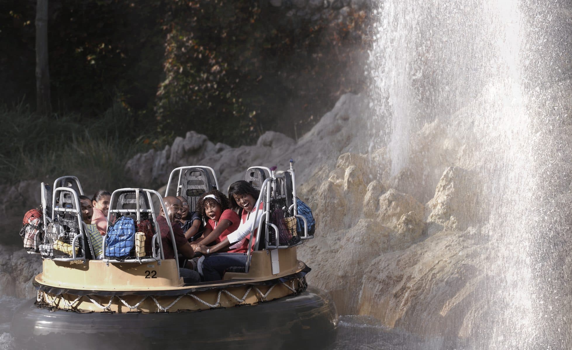 Balsa de Grizzly River Run bajo la cascada en Disney California Adventure