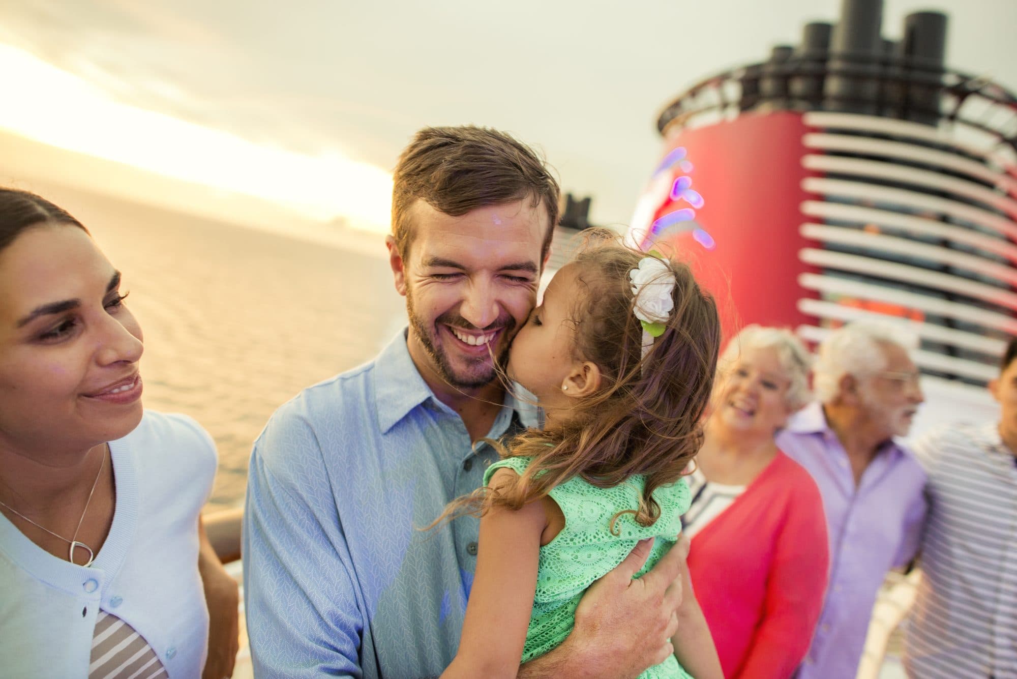 Familia de tres generaciones en la cubierta de un barco de Disney Cruise Line