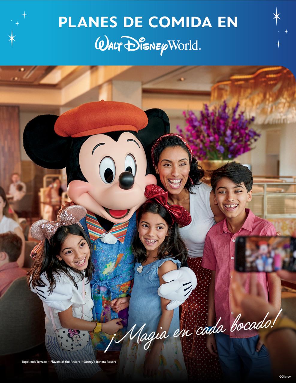Familia cenando con Mickey Mouse en Walt Disney World