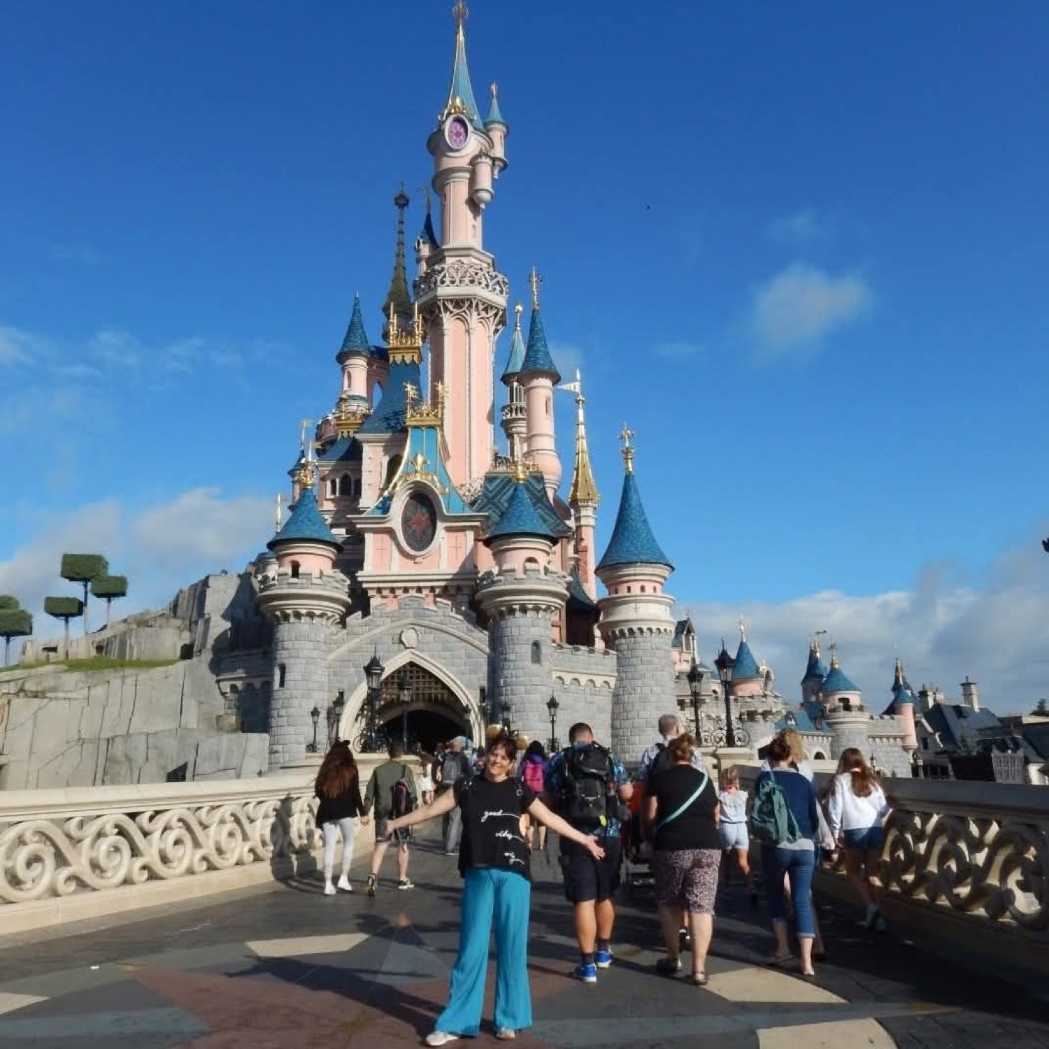 Sil, Agente Certificada Disney, frente al castillo de Disney